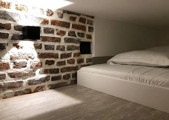 Cinq Diamants, Neuf Equipe Apartmán Paříž