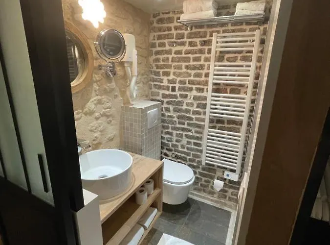 Cinq Diamants, Neuf Equipe Apartmán Paříž